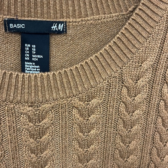Cable knit fitted sweater. Love this perfect fall orange. 3/4 sleeve xs H&M. - Picture 3 of 3